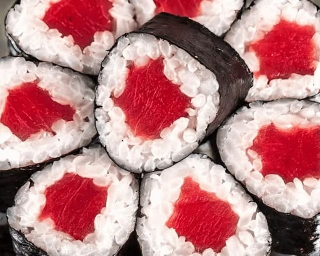 <Tuna Crunch Roll* $14.